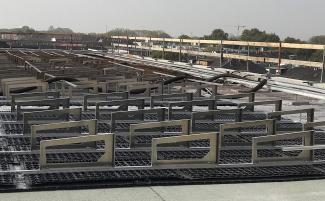 If it is neither possible nor desirable to apply the necessary amount of substrate required to prevent wind uplift, the Solar Bases can be coupled with aluminium profiles. This allows for shorter distances at the same time. Solar Base Frames mounted on Solar Bases SB 200 on a flat roof.